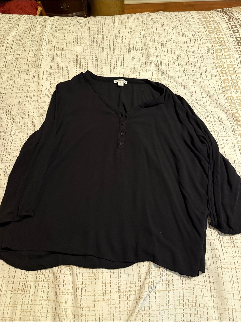 Amazon Essentials Black Long-Sleeve V-Neck Button Placket Top